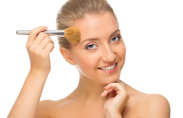 Joven chica sonriente con cepillo de maquillaje — Foto de Stock