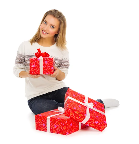 Молода усміхнена дівчина з подарунковими коробками — стокове фото
