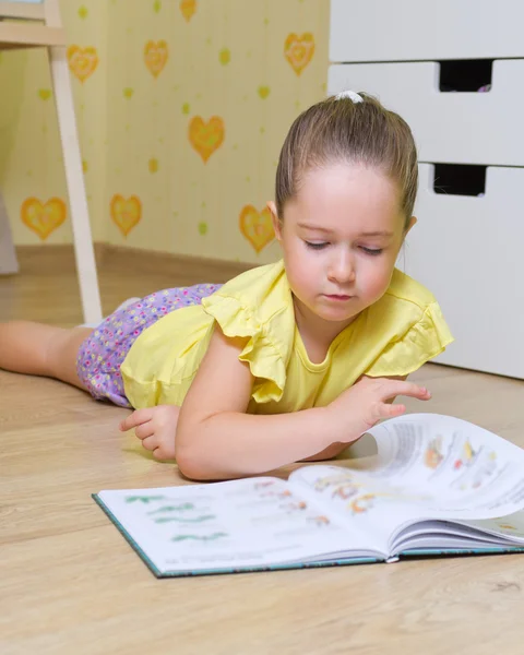 Bambina lettura libro — Foto Stock