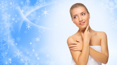 Kış zemin üzerine genç kız