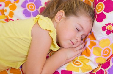 Uyuyan küçük kız