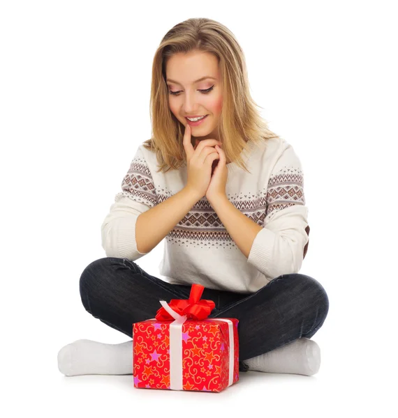 Chica joven con caja de regalo — Foto de Stock