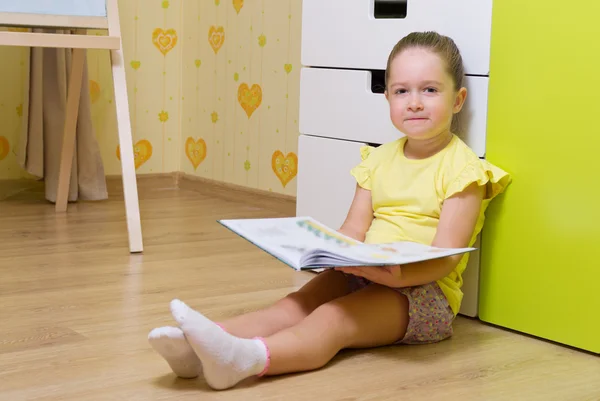 Klein meisje lezen boek — Stockfoto