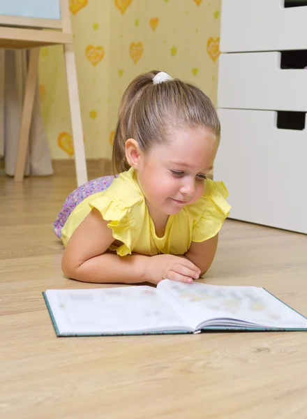 Menina leitura livro — Fotografia de Stock