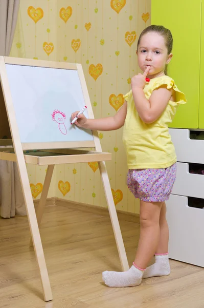 Pequena menina estudando — Fotografia de Stock