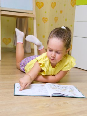 Kız evde çalışıyor.