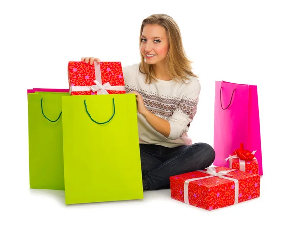 Junges lächelndes Mädchen mit Geschenkschachteln und Taschen — Stockfoto