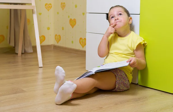 Ragazza che studia a casa — Foto Stock