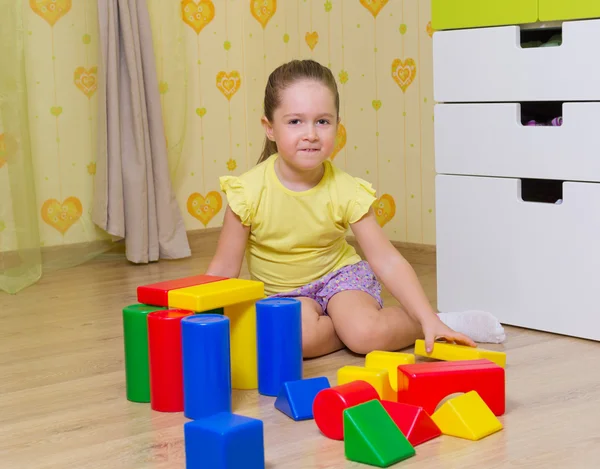 Девушка играет с кубиками — стоковое фото