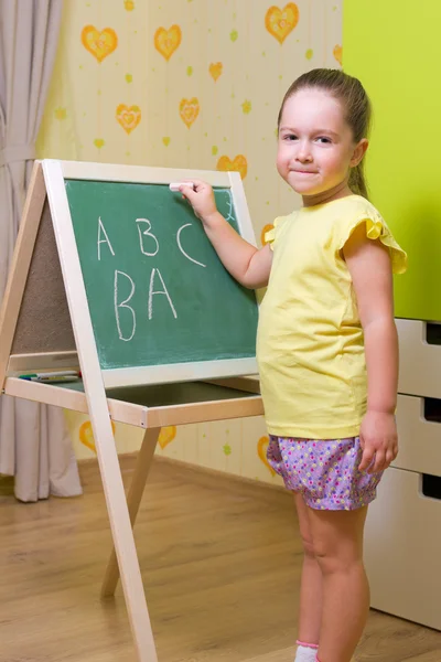 Meisje studeren thuis — Stockfoto