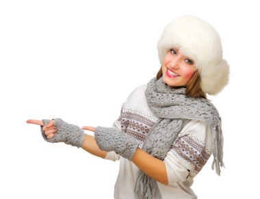 jest işaret eden genç kadın gösterir