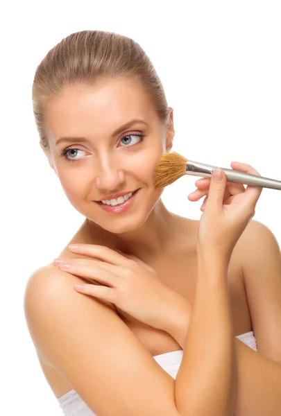 Jonge gezonde vrouw met make-up borstel — Stockfoto