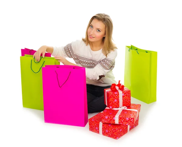 Mujer joven con cajas de regalo y bolsas —  Fotos de Stock