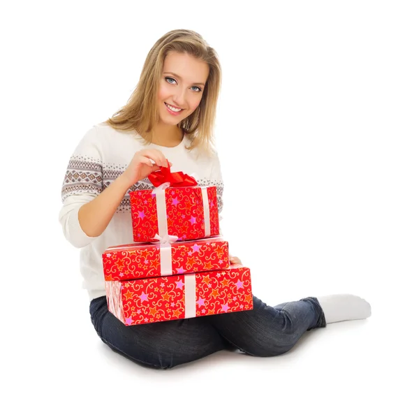 Jonge vrouw met geschenkdozen — Stockfoto