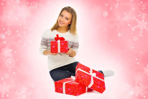 Lachende meisje met geschenkdozen — Stockfoto