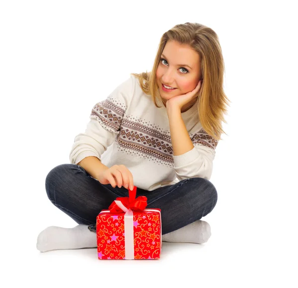 Młoda kobieta z pudełkiem prezentów — Zdjęcie stockowe