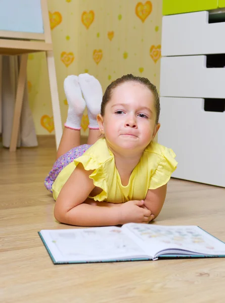 Liten flicka läsa bok — Stockfoto