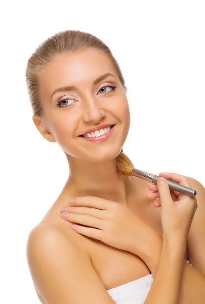 Mujer joven y saludable con cepillo de maquillaje — Foto de Stock