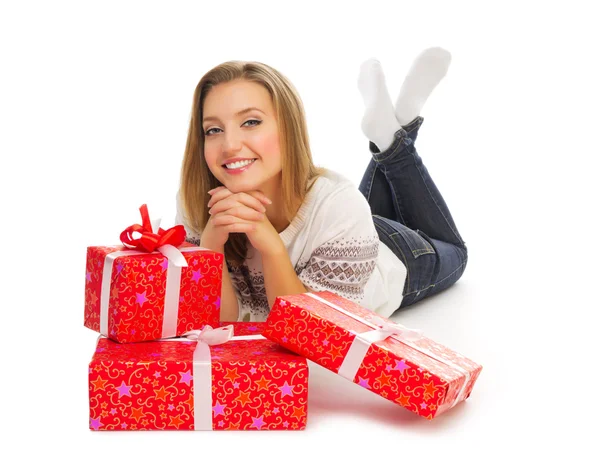 Усміхнена дівчина з подарунковими коробками — стокове фото