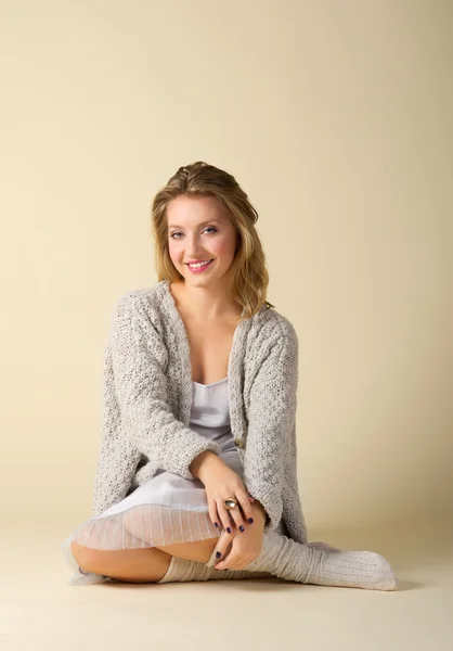 Fashion portrait of young girl — Stock Photo, Image