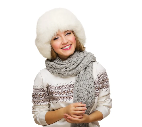 Νεαρός χαμογελαστό κορίτσι με γούνα, καπέλο — Φωτογραφία Αρχείου