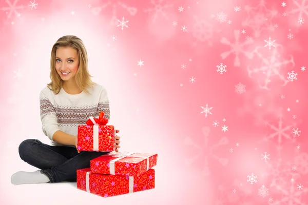 Mädchen mit Geschenkboxen auf winterlichem Hintergrund — Stockfoto