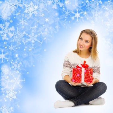 genç kız kış zemin üzerine hediye kutusu
