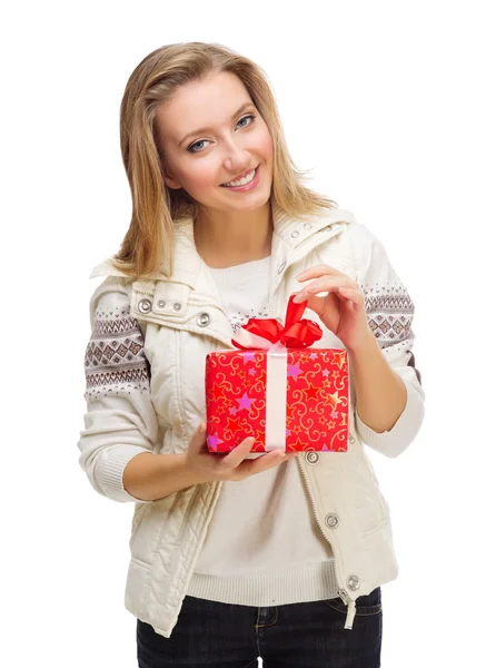 Chica joven con caja de regalo — Foto de Stock