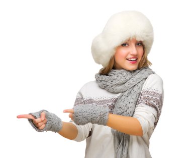 kürk şapka gösteren işaret eden arka plan ile genç kız