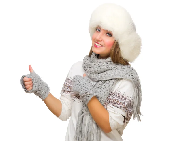 Νεαρό κορίτσι με γούνα, καπέλο δείχνει εντάξει χειρονομία — Φωτογραφία Αρχείου