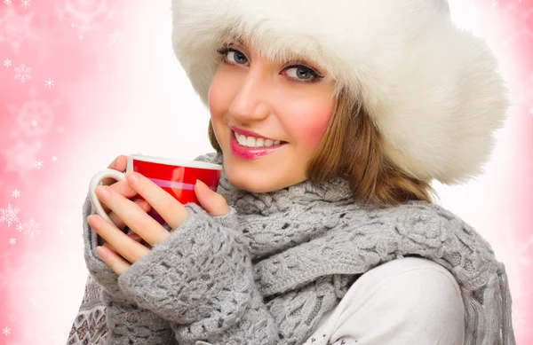 Joven chica sonriente con taza —  Fotos de Stock