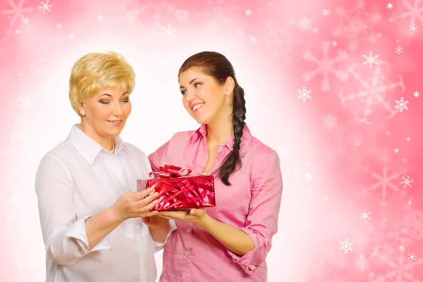 Daughter giving gift to her mother — Stock Photo, Image