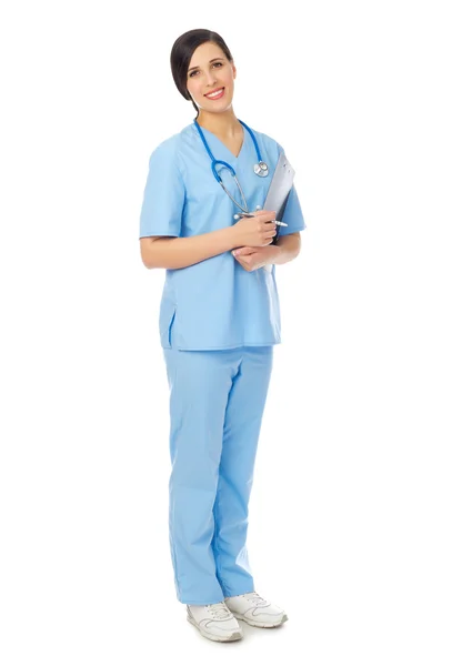Молодой улыбающийся доктор с планшетом — стоковое фото