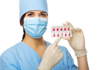 genç doktor gösteren kırmızı hapları