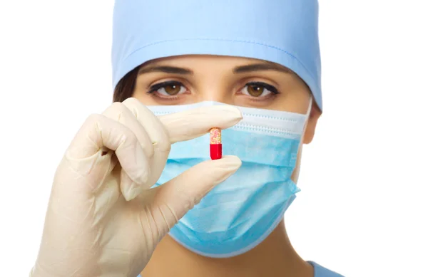 Молодий лікар тримає червону таблетку — стокове фото
