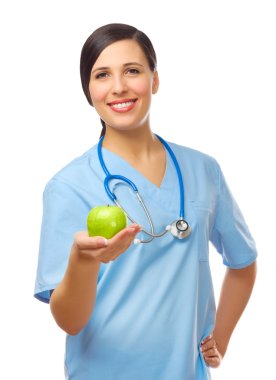 Yeşil elma ile genç bir doktor