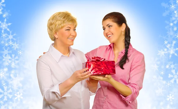 Mujer joven dando regalo a su madre —  Fotos de Stock
