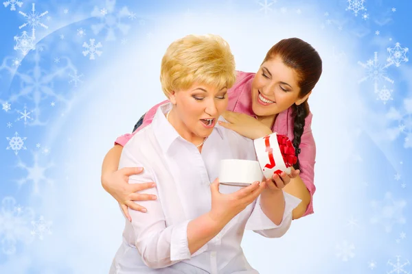 Young woman giving gift to her mother — Stock Photo, Image