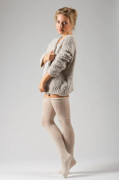 Retrato de moda de niña sobre fondo gris —  Fotos de Stock
