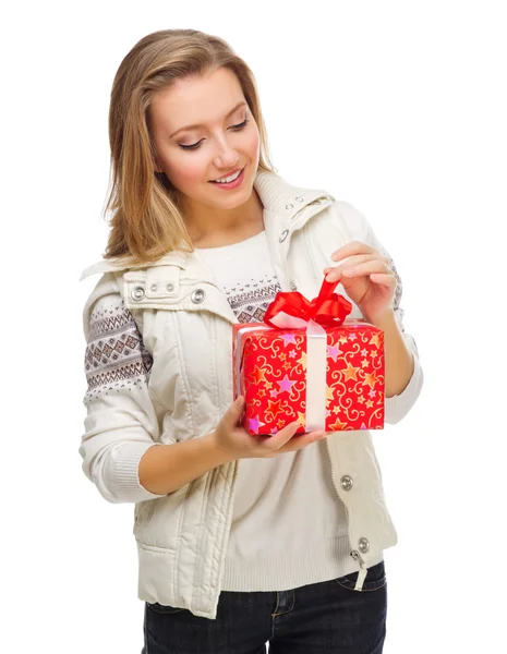 Chica joven con caja de regalo — Foto de Stock