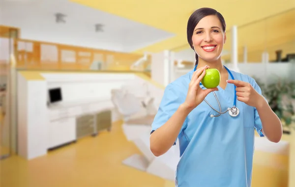 Médico joven con manzana —  Fotos de Stock