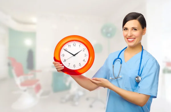 Giovane medico con orologio — Foto Stock