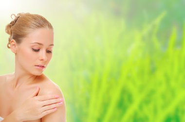 Bahar arka planda sağlıklı genç kız