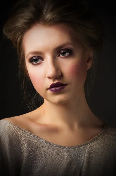 Beauty portrait of young girl — Stock Photo, Image