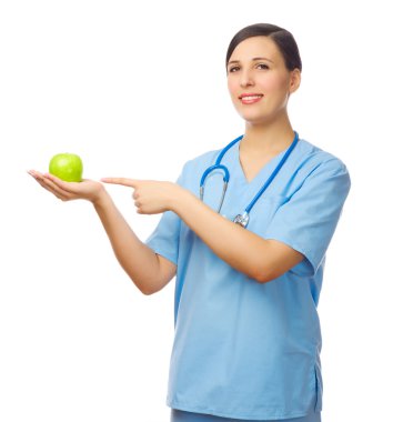 Yeşil elma ile genç bir doktor