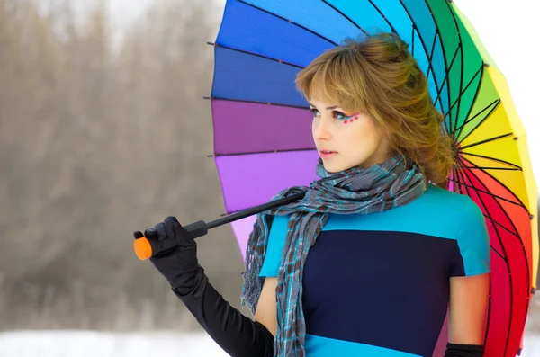 Jeune femme avec parapluie multicolore — Photo