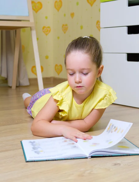 Malá holčička číst knihu — Stock fotografie