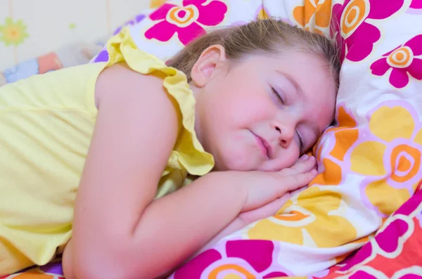 Pequena menina dormindo — Fotografia de Stock