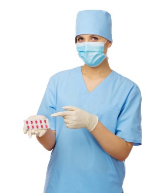 genç doktor hap ile