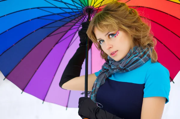 Çok renkli bir şemsiye ile genç kadın — Stok fotoğraf